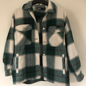 Skjortjacka från Zara - Strl M - Sparsamt använd, så i mycket fint skick. Nypris: 599kr.