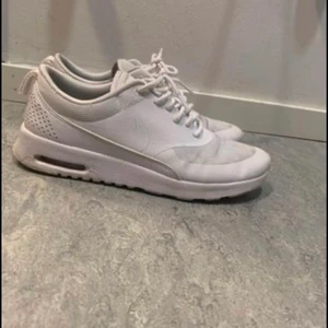 Nike Air Max  - Vita nikeskor. Storlek 39