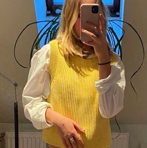 Gul väst - Säljer denna helt oanvända gula västen från Monki. Den har även en två små slitsar i kanterna som syns på den andra bilden.🥰