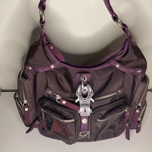 George Gina & Lucy handväska  - Super snygg handväska från märket George Gina & Lucy. Inga skador på den och den är knappt använd. Måtten är bredd 40 cm, djup 13 cm och höjd 28 cm✨