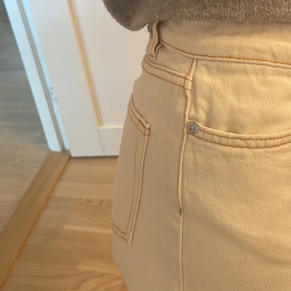 Jag säljer dessa fina jeans från monki i modellen Yoko, dom har tyvärr blivit inte för korta för mig som är 169 och därför inte används så mycket. På sista bilden kan man tydligt se dom guld/bruna sömmarna. Inköpta för 400kr💕. Jeans & Byxor.