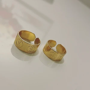 Ring☮️☯️ - ☯️ Säljer dessa snygga ringar! ☮️ 50:- för en eller båda för 85:-💗 Först till kvarn gäller💜 justerbara så passar alla!🙌🏻  frakt tillkommer 