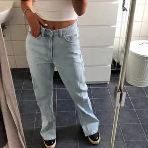 Superfina ljusa jeans med slits!  Frakt kan diskuteras