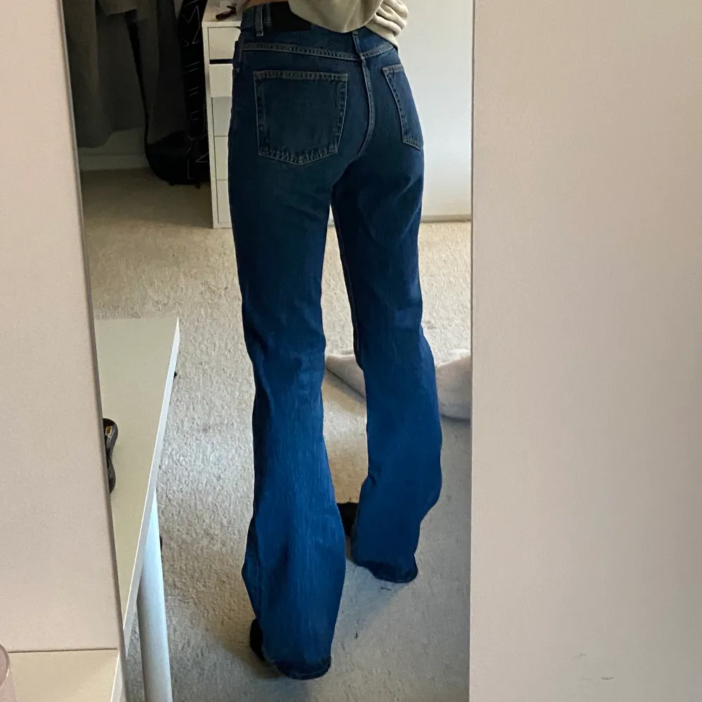 Jeans från Mango i storlek 36, små i storleken då jag egentligen är en 34. Någon form av flare/bootcut modell. Jag är ca 174 cm lång. Använda ca 5 gånger. Köparen står för frakt. Pris kan diskuteras💞. Jeans & Byxor.