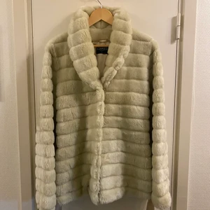 Fuskpälsjacka - Soaked in luxury  - Krämfärgad fiskpälsjacka från Soaked in Luxury. Sideninsida + sidenskärp. 