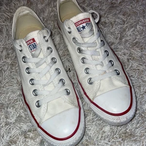 Vita converse - Vita låga converse i strl 38. Använda väldigt lite (ca 5ggr) så i bra skick! 