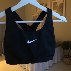 Nike sport-bh - Sport-bh från Nike🖤 använt max 2 gånger. Storlek S, ingen vaddering. Köparen står för frakt📦 