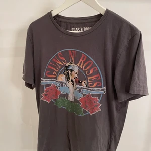 Guns and roses t-shirt - Guns and roses t-shirt i strl M