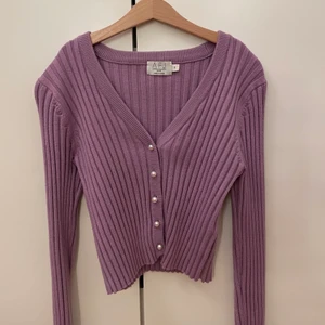 Lila kofta från AFJs kollektion med Nakd - Superfin lila kofta från Zara med pärlor, från AFJs kollektion med Nakd. Storlek S