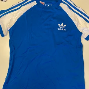 Adidas T-shirt  - En blå adidas t-shirt, köpt för kanske 229kr säljer för 60kr