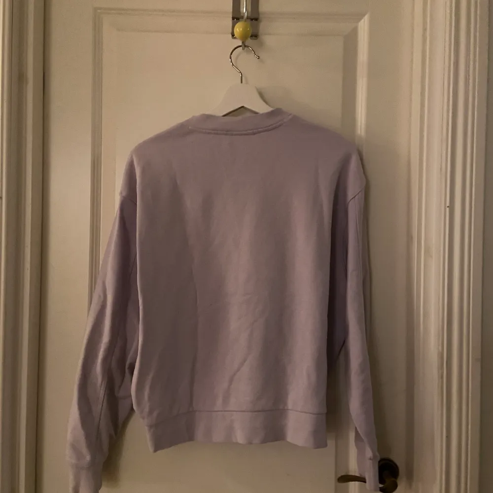 Lila sweatshirt från weekday, köpt för 299kr säljer för 100kr + frakt. Hoodies.