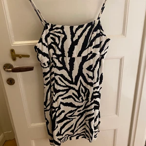 Zebraklänning - Klänning från Zara i strl. S ❤️ Aldrig använd