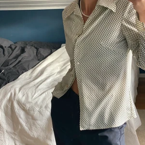 Skjorta - Köpt second hand så storlek okänd men skulle säga S/M, gulligt mönster och i bra skick