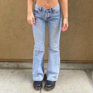 Ljusblå bootcut lågmidjade jeans från Brandy Melville i storlek Small. Oanvända med lappen kvar. Superfina jeans men passar mig tyvärr inte. Nypris 440kr. (Första bilden är lånad). Midjemått: 74cm. Innerbensmått: 77cm