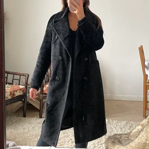 Pälskappa (faux) - Svart, tunnare fake-pälsjacka från NAKD i nästan nyskick! Inte kommit till användning och hoppas den hittar ett nytt hem🖤