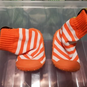 Skor/sockar  - Sockar med gummisula för bra fäste. 