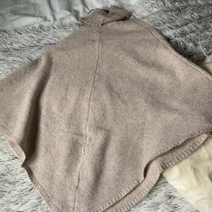 Jacka  - Säljer en poncho fråm SHEIN, aldrig använd 