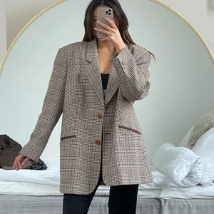 Vintage kavaj - Vintage kavaj i ullblandning och rutat mönster. Jättefint skick men säljer pga har för många liknande och denna kommer inte till användning!🤎