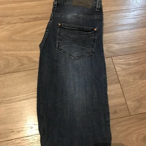Jeans  - Jeans från Gina Tricot i strl 29. Använt ett par gånger men är i fint skick. Köparen står för eventuell frakt. 