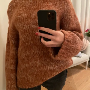 Stickad tröja  - Säljer denna oversized stickade tröjan från NAKD. Tyvärr har den hängt på en galge ett tag och därmed hålet (se bilden), annars i jättebra skick! 