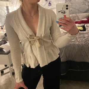 Odd Molly kofta - En Odd Molly kofta som knappt är använd, mycket fin och är i nude färgen! Storlek 0 som motsvarar XS/S