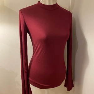 LÅNGÄRMAD TRÖJA - Vinröd långärmad tröja från nly trend ( Nellys egna märke). Tröjan har långa och vida ärmar. Materialet är stretchigt så passar fler storlekar🌸 går att fixa billigare frakt om man inte vill ha spårbart❤️