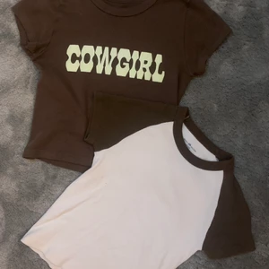 Baby tee - JÄTTE snygga tröjor från Brandy Melville jag tar båda för 200kr och en sådan tröja kostar ungifär 190. Så det är en väldigt bra deal💖! Du kan också köpa en för 100! Har inte användt så speciellt många gånger och de ser inte alls använda ut! Det är ONE size men jag TROR att det passar alla sizes för de är väldigt stretchiga💕 Köparen står för frakten och om ni har några frågor så får ni komma privat💕