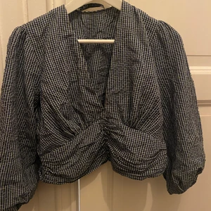 Topp från zara - Jättefin topp från zara i en jättefinblå färg💙