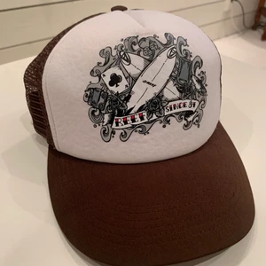 Reef brown Trucker hat - En brun trucker hat som jag köpt på depop. Den går att ändra storlek på som jag visar i bild 3 så du behöver inte oroaa dig om det. pris kan diskuteras🤩