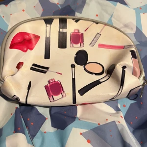 Smink necessär  - Har använt den i ett år och har fått sminkfläckar, jag köpte den från dollarstore för 30 kr 