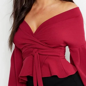 Röd toppar  - Jätte snygg vin röd topp från Boohoo, aldrig använd!! Den är semi långärmad, och sitter tajt runt midjan. Säljer då den inte passade mig.  Köpt för 270kr men säljer för 150kr priset kan även diskuteras. 