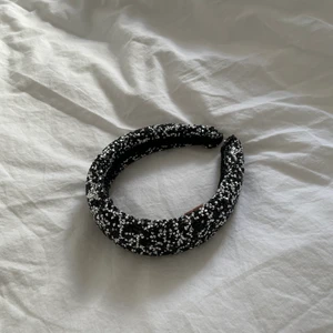 Diadem   - Jättefint och trendigt diadem från Beck Söndergaard! Använd ca 2 ggr och är i nyskick. Ny pris 180 men säljer för 100kr + frakt!💕 (köparen står för frakten) 