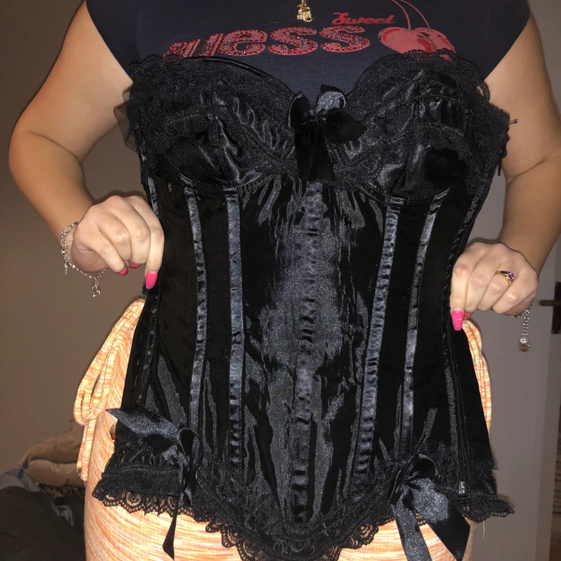 Svart korsett med kjol 