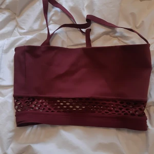 BETTER BODIES croptop/sportbh - En vindröd sprillans ny crop top / sportbh från ☆Better Bodies☆ 😱 Woow 💗 Super härlig, stretchig och mjuk ♡ Köpt i nyskick på sellpy, men den är inte min färg 🤷‍♀️ DM vid frågor 😘 Endast provad, swish och köparen står för frakt (alltid det billigaste alternativet)🙏