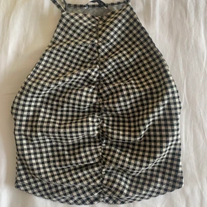 Zara topp - Slutsåld topp ifrån zara i superbra skick då den endast är använd ett fåtal gånger! Perfekt på fest som till vardags!❤️‍🔥