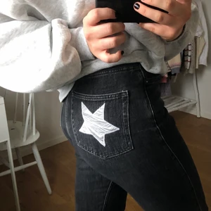 Jeans med stjärnor  - Weekday rowe 27Wx30L med påsydda silverstjärnor på⭐️⭐️ 