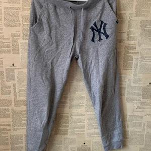 Mjukisbyxor  - Ett par jätte fina mjukisbyxor. Väldigt bra skick då de inte kommit till så mycket användning. Säljer pga de är för korta på mig som är 173 cm💜