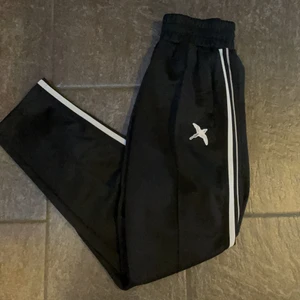 Bee Bird Track Suit Pants strl S - Axel Arigato Bee Bird Track Suit Pants. Säljer pga växt ur. Inköpta för 1600 kr. Sick 7/10