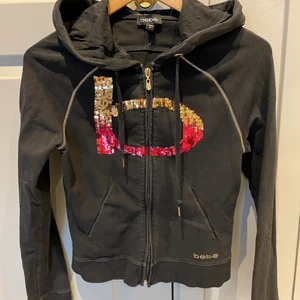 Svart hoodie - Svart hoodie med dragkedja, strl M 🖤 använd men i fint skick! Säljer även tillhörande mjukisbyxor