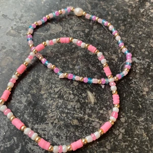 Pärlarmband  - Jätte fina pärlarmband som inte kommit till användning. Välj själv om du vill köpa ett eller båda. Båda får du för 40kr! Du står för frakten. Kram💓💓💓