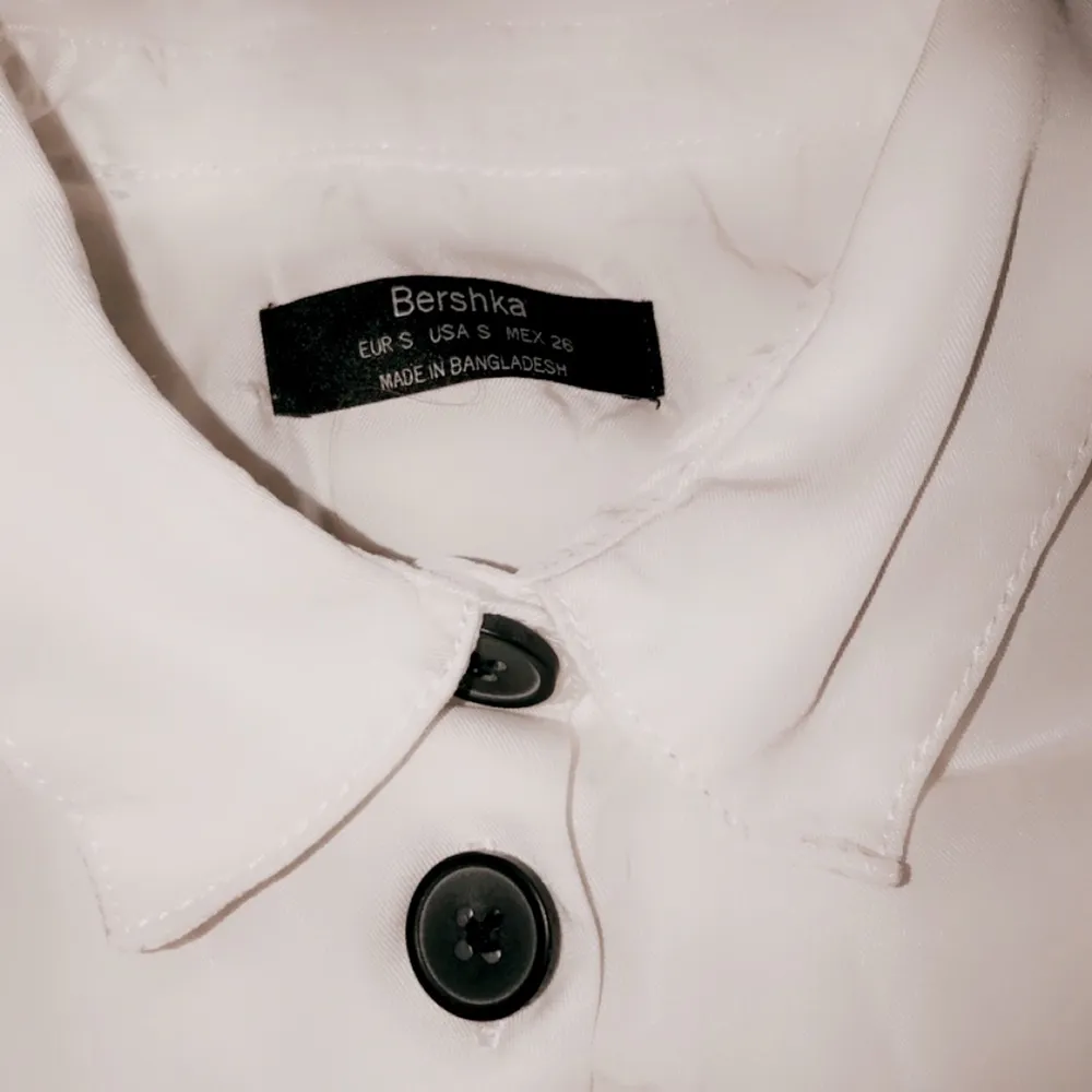 Skjorta köpt 2019, använder inte längre, från bershka. Skönt material dock lite skrynklig men det beror på att den aldrig används. . Blusar.