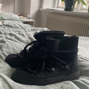 Inuikii skor - Ett par svarta inuikuii skor i storlek 37, nästan helt oanvända. Vid frågor, fler bilder eller annat intresse nås jag visa DM❣️ Frakt ca 99 kr 