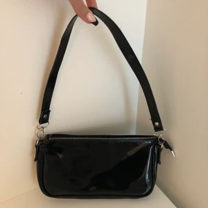 Lack väska - En lack väska i perfekt storlek, har så måmga väskor så tänkte att någon annan får bättre nytta av den. Knappt använd därav nästan nyskick❣️