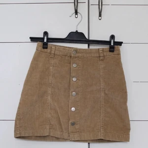 Brun kjol - Superfin brun manchester kjol perfekt till hösten och för dig som älskar brunt 😍 Säljer för de kommer tyvärr inte kommer till användning. Sitter snyggt runt rumpan och sluter perfekt runt midjan. 