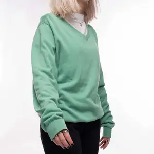 Grön tröja från Dressman                                     Storlek: XL (modellen på bilden har vanligtvis S)        Pris: 120kr                                                               Skick: Bra                                                              Modellen på bilden är 171cm                                     För mer bilder och info, skicka DM                   Betalning sker via Swish                                      Kunden betalar frakt
