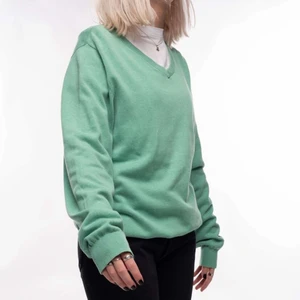 Grön tröja från Dressman - Grön tröja från Dressman                                     Storlek: XL (modellen på bilden har vanligtvis S)        Pris: 120kr                                                               Skick: Bra                                                              Modellen på bilden är 171cm                                     För mer bilder och info, skicka DM                   Betalning sker via Swish                                      Kunden betalar frakt