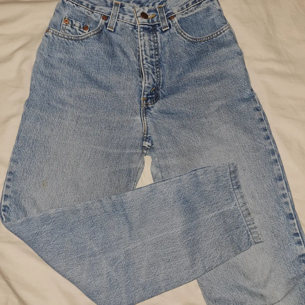 Lösa levis jeans ser ej någon storlek i byxan då etiketten på bild är är lite utsuddad men till en xs. Kan tyvärr inte visa bild på hur dem sitter på då dem är för små för mig. Frakt ingår ej i priser 🌟. Jeans & Byxor.