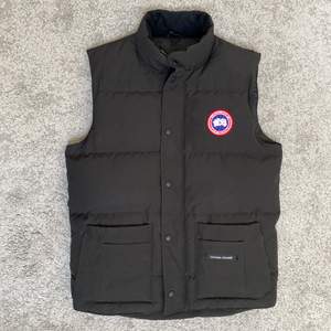 Säljer min Canada Goose väst i svart modellen ”Freestyle Crew Vest” storlek M i kill modell, köpt på Johnells. Västen är i ny skick och är använd 3-4 gånger. Inga skador eller fläckar. Priset kan sänkas via diskussion.