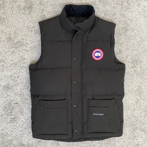 Canada Goose Väst  - Säljer min Canada Goose väst i svart modellen ”Freestyle Crew Vest” storlek M i kill modell, köpt på Johnells. Västen är i ny skick och är använd 3-4 gånger. Inga skador eller fläckar. Priset kan sänkas via diskussion.
