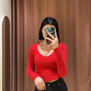 Röd tröja från Gina Tricot - Ännu en tröja som aldrig kommit till användning. Passar som XS,S men även M. Köp gärna tillsammans med andra varor för bättre frakt pris